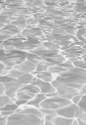 閃爍的水面漣漪在平靜的單色圖案中反射光線。 — OnePlus Pad 3 壁紙