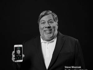 Apple 聯合創辦人 Steve Wozniak 在工作室肖像中手持智能手機。
