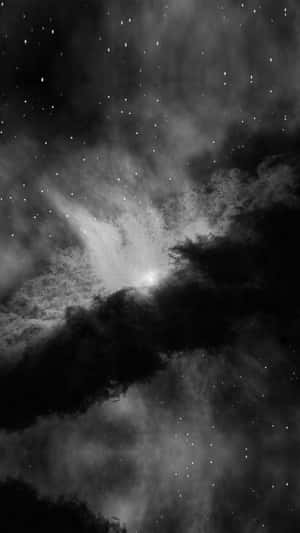 深空中星星和宇宙雲的戲劇性黑白視圖。 — 唯美雲朵動態 壁紙