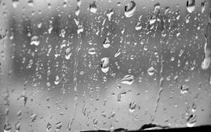 玻璃窗上的雨滴，背景模糊