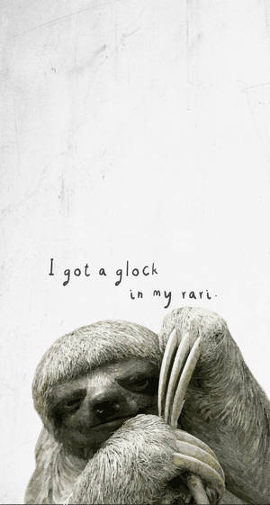 樹懶在紋理背景上握著爪子，帶有文字「I got a glock in my rari」。