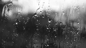 雨點在玻璃窗上滑落（灰階）