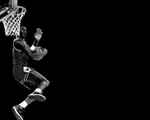 運動員在黑白照片中執行強力灌籃。 — Jordan 標誌 GIF 壁紙