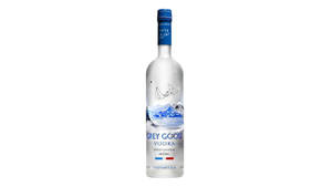 Grey Goose 伏特加酒瓶，帶有山和鵝的設計