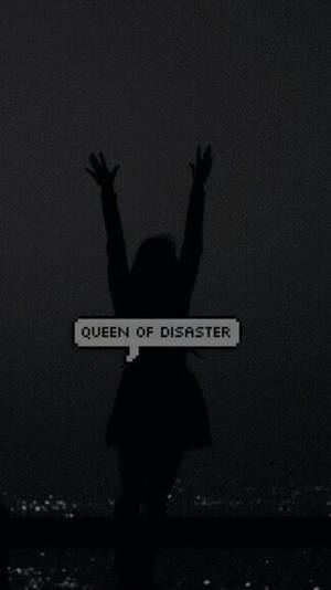 一個人在黑暗天空下舉起雙臂的剪影，並帶有像素化文字 queen of disaster。 — 簡約 壁紙