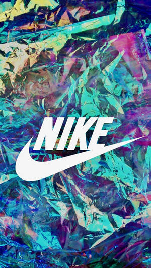 白色Nike標誌在彩色皺褶箔背景上