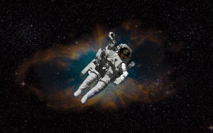 太空人在深空中飄過色彩繽紛的星雲