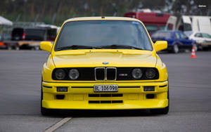 黃色BMW M3跑車停在瀝青停車場
