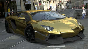 金色林寶堅尼Aventador在鵝卵石街道上，有行人和建築物。
