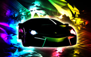一輛黑色跑車，車頭燈發光，周圍環繞著破碎玻璃和霓虹燈光。