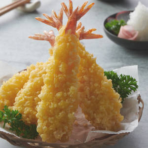 金黃酥脆的天婦羅蝦盛放在籃中，配上歐芹裝飾。 — 美食 壁紙