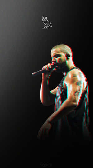 Drake 在紅色和青色燈光效果下對著咪高峰唱歌。