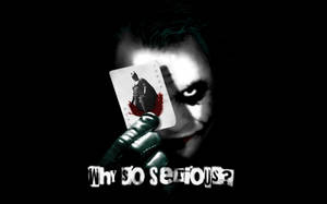 小丑手持沾血的小丑牌和文字「Why so serious？」