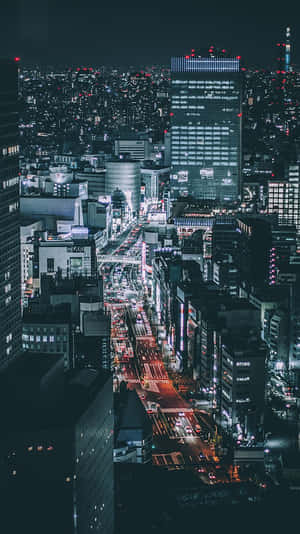 夜晚的城市景觀，有發光的街道和高樓大廈。