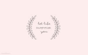 月桂花環框住手寫短語 let life surprise you，背景為胭脂色。