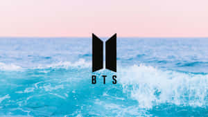 日落時分，BTS 標誌在翻騰的海浪之上