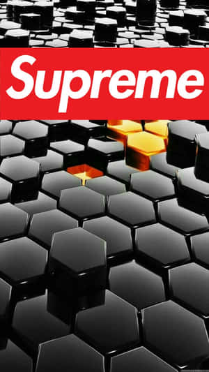 Supreme標誌在黑色六邊形瓷磚上，帶有金色點綴