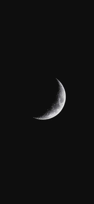 黑暗夜空中的彎月 — Galaxy S22 Ultra 壁紙