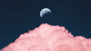 新月在黑暗夜空中的粉紅雲朵之上 — 桌面美學 壁紙