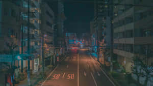 夜晚的城市街道，高樓之間有發光的街燈和遠處的車燈。