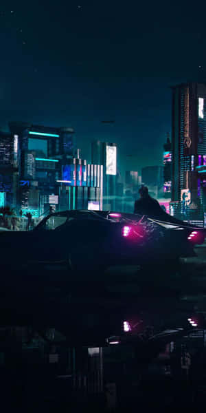 一個人在霓虹城市夜晚中站在發光汽車旁的剪影。