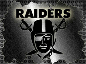 Raiders 足球隊標誌，帶有頭盔臉和交叉劍，位於裂紋金屬上。 — 掠奪者 壁紙