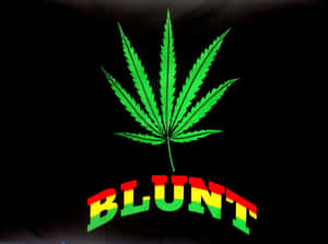 黑色背景上的一片綠色大麻葉和彩虹色的blunt字樣。