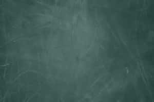 磨損的綠色黑板，帶有擦除字跡和刮痕。