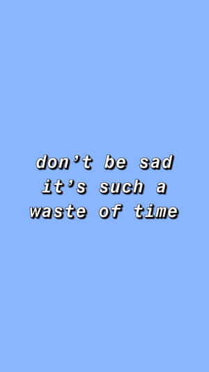 藍色背景上的勵志名言文字，內容為 don't be sad it's such a waste of time — 鼓舞人心的 壁紙