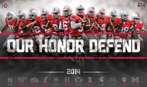 奧克拉荷馬州立大學美式足球隊身穿紅色球衣，附有「OUR HONOR DEFEND」文字及2014年賽程。
