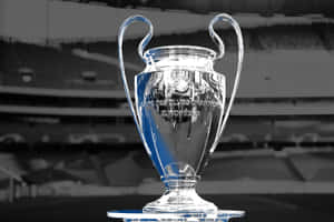 UEFA 歐聯獎盃置於球場基座上，帶有選擇性藍色燈光。