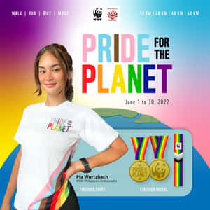 女性穿著Pride for the Planet T恤，以獎牌和地球圖案推廣環保活動。