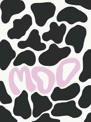 黑色乳牛印花圖案，在米白色背景上帶有粉紅色的「MOO」文字。