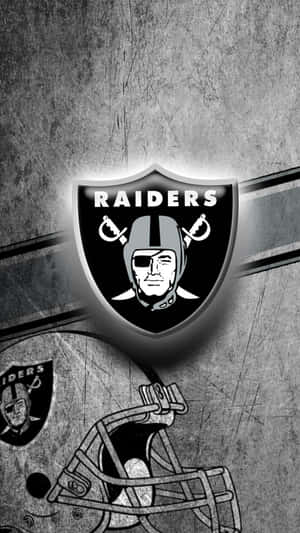 Oakland Raiders美式足球隊的標誌和頭盔，置於刮花的金屬背景上。 — 掠奪者 壁紙