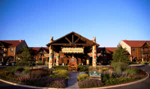 Great Wolf Lodge 入口，木結構建築和色彩繽紛的園景在日落時分。