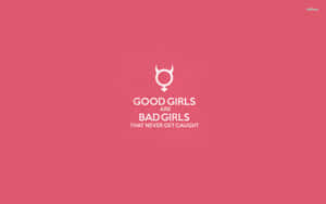 粉紅色背景，白色文字和惡魔符號，寫著「Good girls are bad girls that never get caught」。 — 簡約藍色美學 壁紙