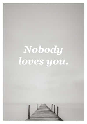 灰色碼頭消失在霧中，帶有文字「Nobody loves you。」