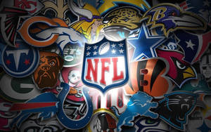 NFL 球隊標誌密集排列，如同貼紙般帶有發光效果。