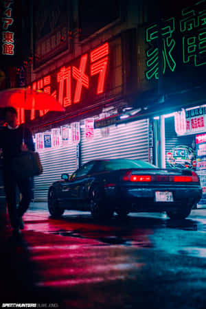 黑色跑車停在夜晚霓虹燈閃爍的東京雨街上，有人拿著紅色雨傘。