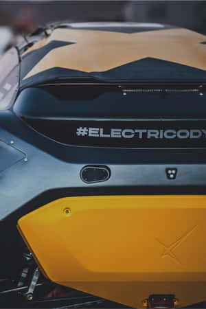 採用黃色和黑色幾何設計及主題標籤品牌的未來電動車。