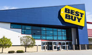 陽光明媚的日子裡，人們進入Best Buy商店的入口。