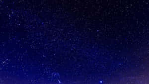 深藍色調的星空，散落著明亮的星星。 — 霓虹藍色美學 壁紙