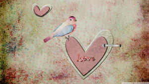 一隻小鳥坐在一個帶有 love 字樣的心形鎖上，背景是磨損的。