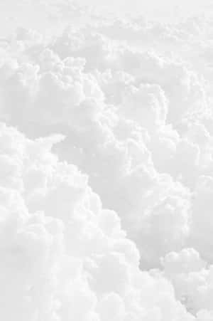 豐盈的白雲以極簡構圖填滿天空。