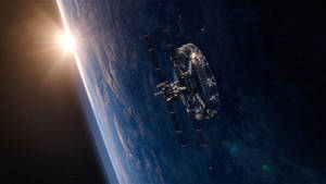 太空站繞地球運行，太陽照耀在行星的曲線上。