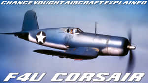 銀色F4U Corsair戰鬥機在清澈藍天中飛行，飛行員可見。