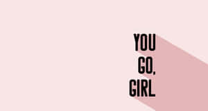 在粉紅色漸變背景上以粗體黑色文字呈現的勵志短語 YOU GO GIRL。