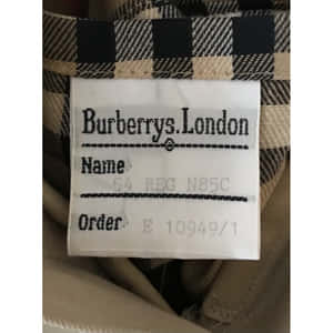 Burberrys London 服裝標籤在格紋布料上。