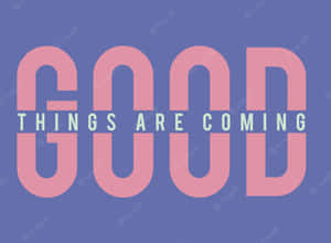 勵志文字圖案，在藍色背景上以粉紅色和薄荷色寫著「GOOD THINGS ARE COMING」。