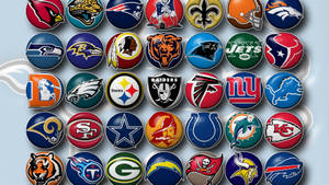 淺藍色背景上帶有漩渦圖案的NFL球隊標誌別針網格。